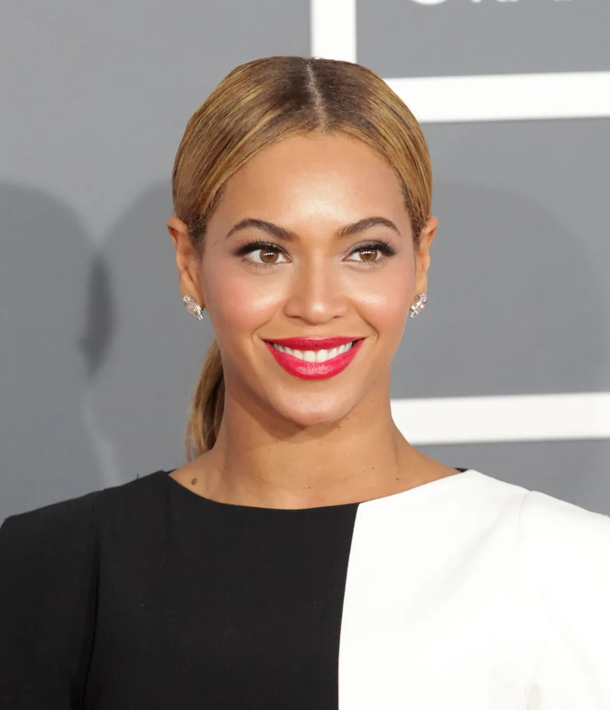 Editorial gallery of Beyoncé styled in vibrant autumn outfits featuring saffron, teal, and gold hardware, highlighting molten gold, citrine, emerald, carmine red, and espresso.