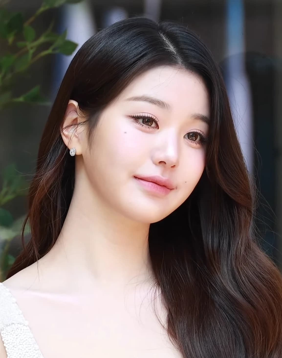 Jang Wonyoung wearing airy pastel ensembles with soft tailoring, showcasing ballet pink, sky blue, mint, soft lilac, and pearl from the Light Summer palette.
