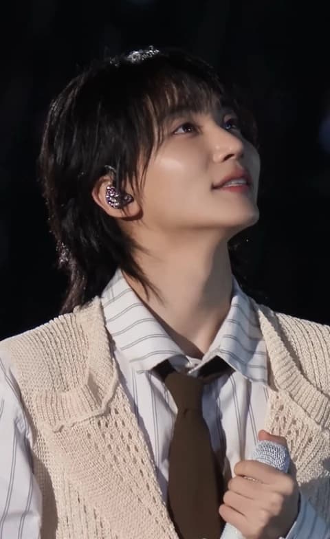 Jeonghan (SEVENTEEN) wearing saturated autumn looks with molten metallics, showcasing burnt sienna, chartreuse, emerald, molten gold, and espresso from the Vibrant Autumn palette.