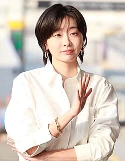 Kim Da-mi wearing airy pastel ensembles with soft tailoring, showcasing sky blue, cool blush, opal gray, mint chiffon, and soft navy from the Light Summer palette.