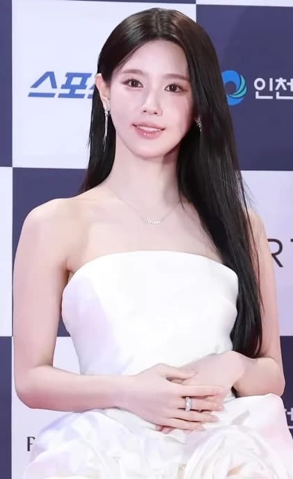Miyeon ((G)I-DLE) wearing cool jewel-toned gowns with sharp contrast, showcasing glacier blue, raspberry, graphite, arctic white, and ultra black from the Cool Winter palette.