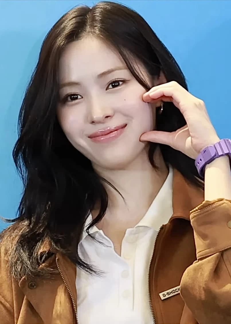 Ryujin (ITZY) wearing jewel-toned statement dressing with crisp contrast and sparkle, showcasing electric cobalt, icy magenta, optic white, chrome silver, and inky black from the Bright Winter palette.