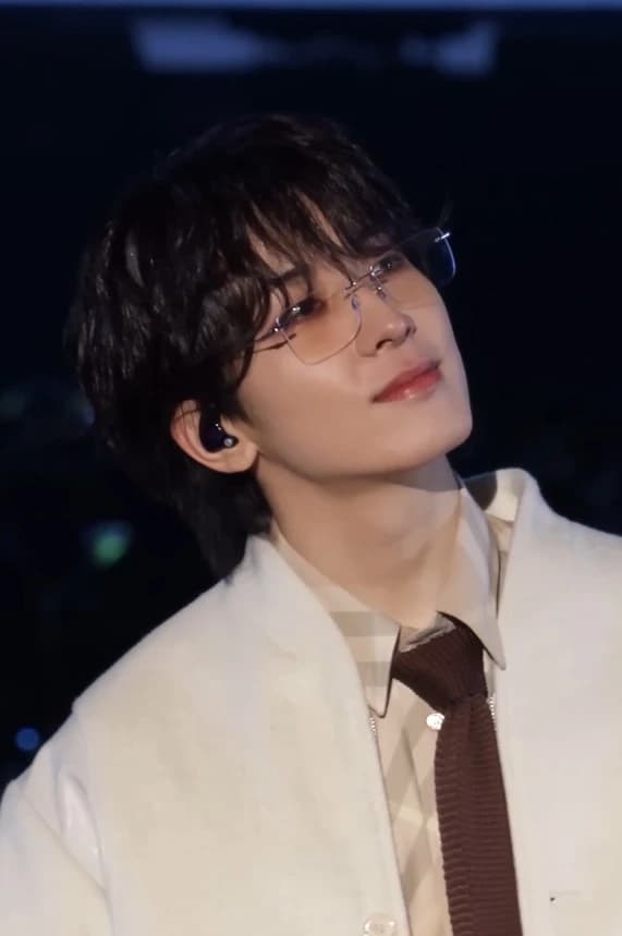 Wonwoo (SEVENTEEN) wearing high-contrast electric brights paired with sharp tailoring, showcasing ultra violet, neon fuchsia, electric jade, polished pewter, and onyx from the Bold Winter palette.