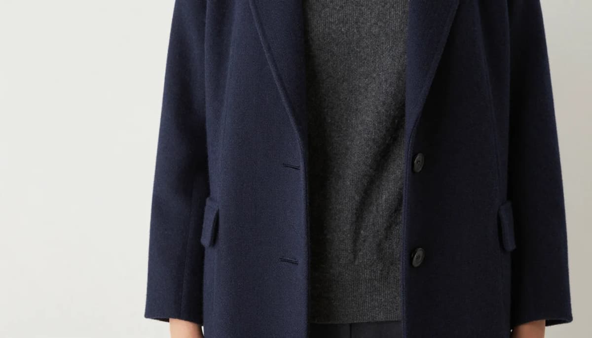 How to wear couleurs et garde-robe pour sous-ton froid — pairing bleu marine, blanc net, gris doux near the face