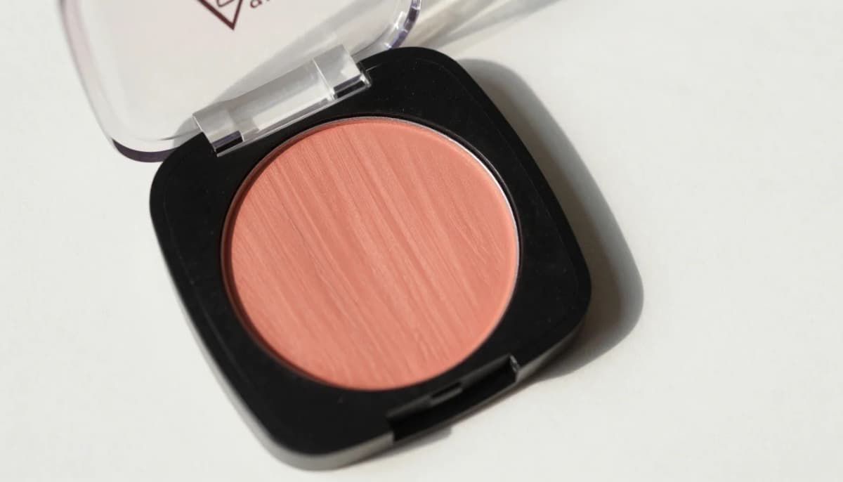 Makijaż Jasnej Wiosny: ciepły, świeży, promienny — flattering shades including ciepła brzoskwinia, jasny koral, miękka morela, ciepły róż