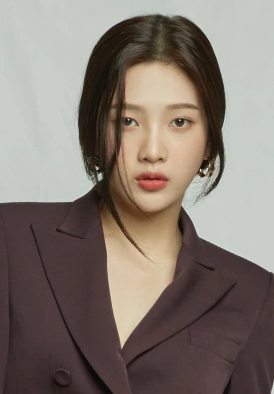 Joy (Red Velvet) — Bright Winter styling | Palette Hunt Editorial gallery of Joy (Red Velvet) styled in bright winter looks with electric blues, magenta accents, and polished black, highlighting electric cobalt, icy magenta, optic white, chrome silver, and inky black.