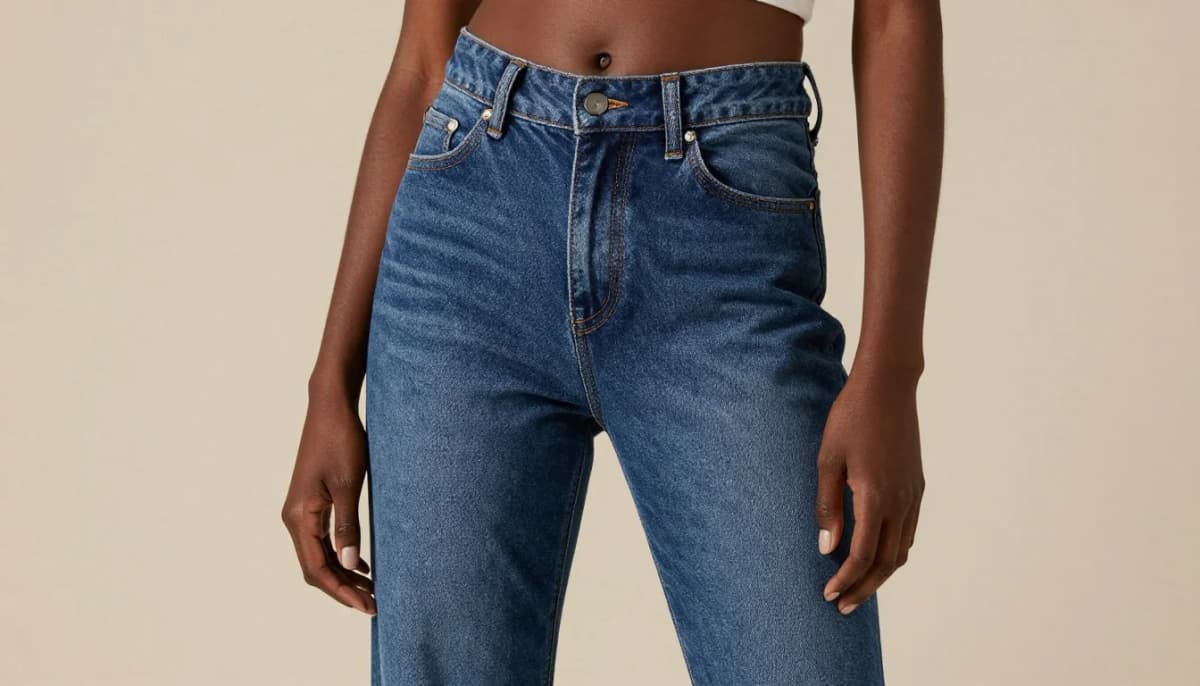 How to wear: Best Denim Wash for Dark Skin | PaletteHunt How to wear best denim wash for dark skin | palettehunt — pairing #3357b0, #3b60c0, #2e52a8 near the face