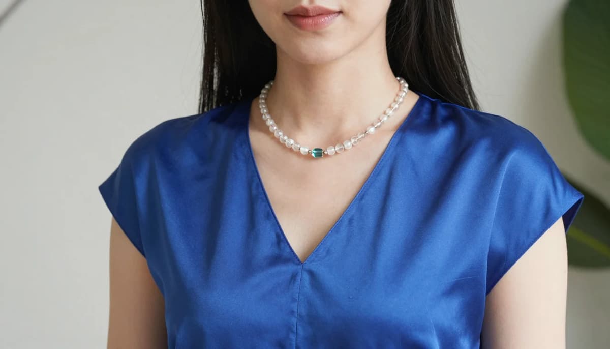 Meilleures Couleurs pour la Peau Asiatique Meilleures Couleurs pour la Peau Asiatique — flattering shades including bleu saphir, émeraude nette, rouge rubis riche, sarcelle vive