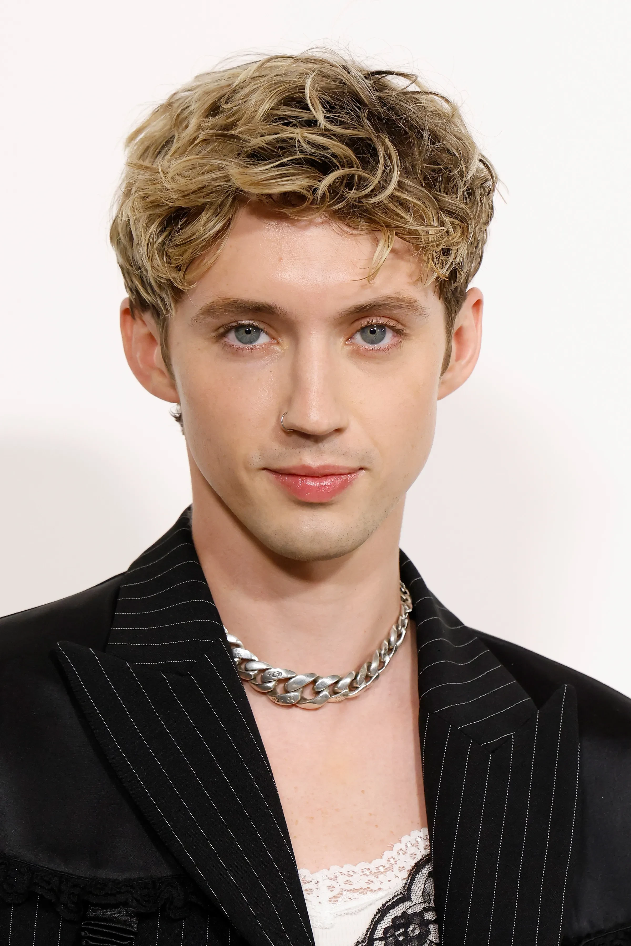 Troye Sivan wearing high-contrast electric brights paired with sharp tailoring, showcasing ultra violet, neon fuchsia, electric jade, polished pewter, and onyx from the Bold Winter palette.