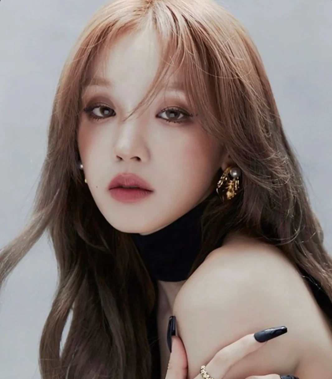 Yuqi ((G)I-DLE) color palette inspiration